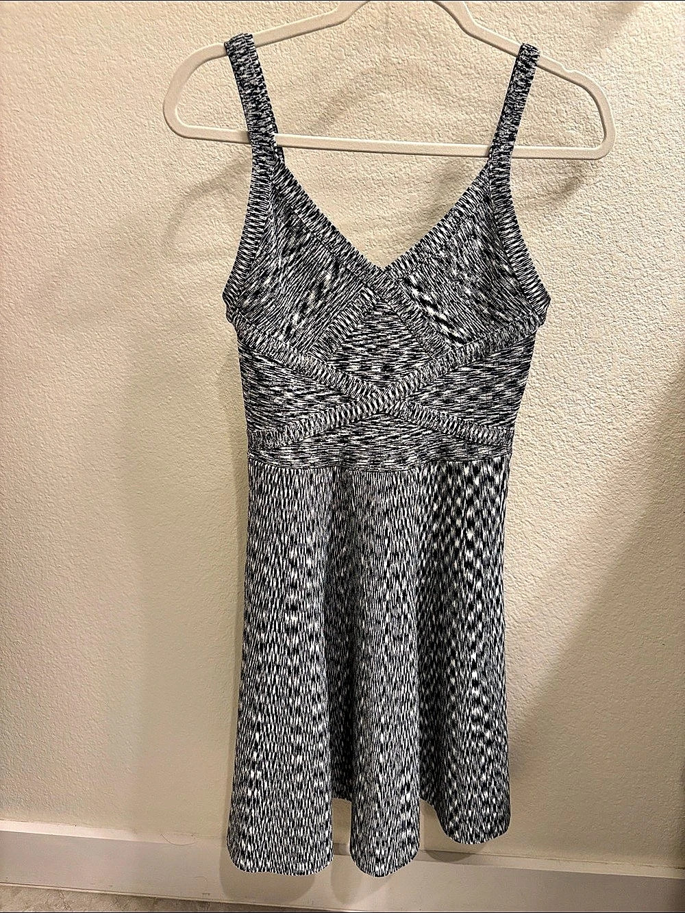 GUESS Geometric Midi Dress in Black & White Size Medium